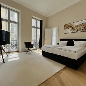 https://luxury-home-3-raum-suite-an-der-frauenkirche-2.dresdenhotels.net